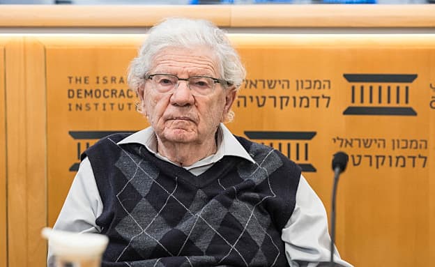 אהרן ברק: “אנחנו מתדרדרים למדרון שסופו דיקטטורה”