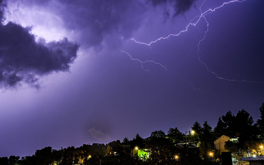 Coastal cities brace for flooding amid winter storm