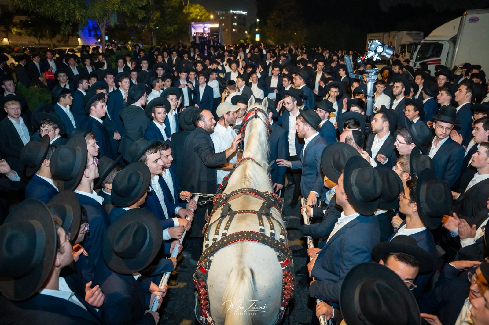 עם סוס ועגלה: קבלת פנים מרגשת ב’עטרת שלמה’ לבחור ששב מהכלא – JDN עם סוס ועגלה: קבלת פנים מרגשת ב’עטרת שלמה’ לבחור ששב מהכלא – JDN