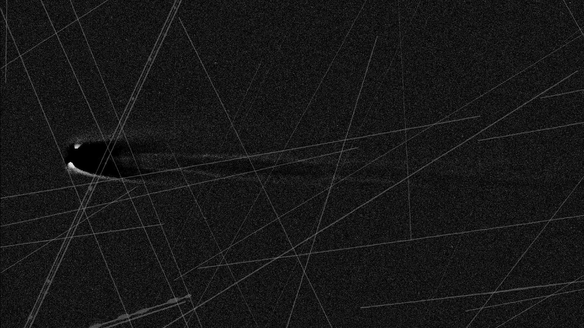 Comet Lemmon photos are plagued by satellite streaks — Here’s how amateur astronomers face the problem Comet Lemmon photos are plagued by satellite streaks — Here’s how amateur astronomers face the problem