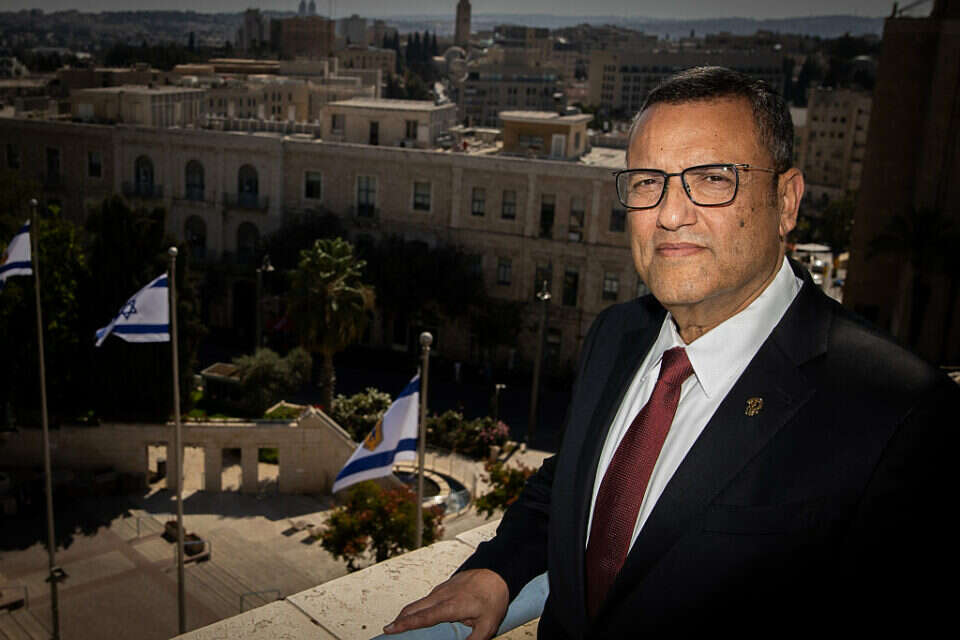 שמשת רכבו של ראש עיריית ירושלים נופצה בשכונת מאה שערים – בעודו בפנים