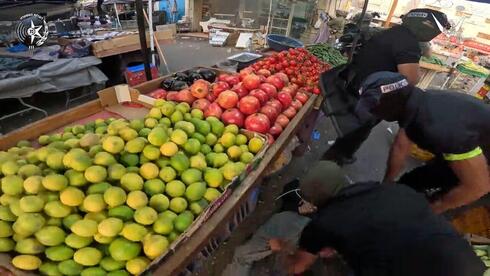 Israeli commandos arrest terror suspect in daring daylight raid in Ramallah market