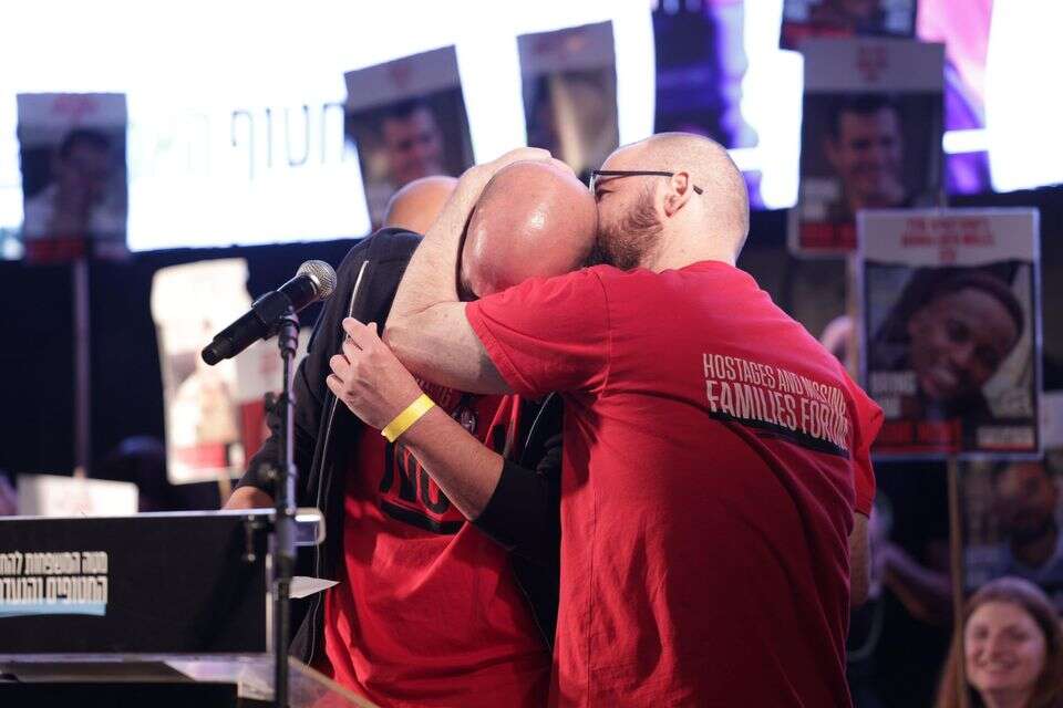 לראשונה: איתן הורן נאם בעצרת החטופים, מתן צנגאוקר הגיע למקום