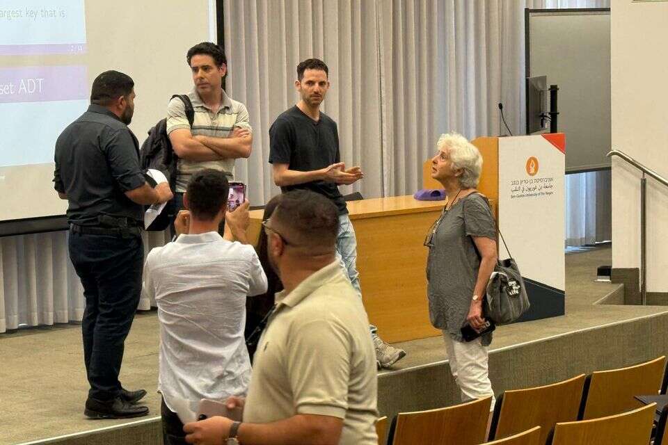 אלמוג כהן התפרץ לשיעור של מרצה שאמר “חיילי צה”ל חונכו להיות רוצחי תינוקות”