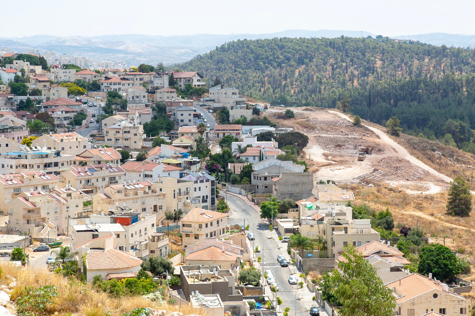 תקדים דרמטי ביו”ש: היישוב החרדי יחצה את ‘גדר ההפרדה’ באמצעות שני גשרים – ויקים 522 יחידות דיור