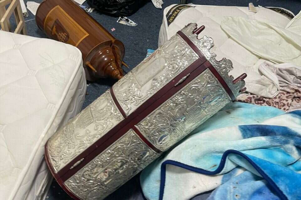 “אלמונים קרעו ספרי תורה”: חשד לפשע שנאה בשרון “אלמונים קרעו ספרי תורה”: חשד לפשע שנאה בשרון