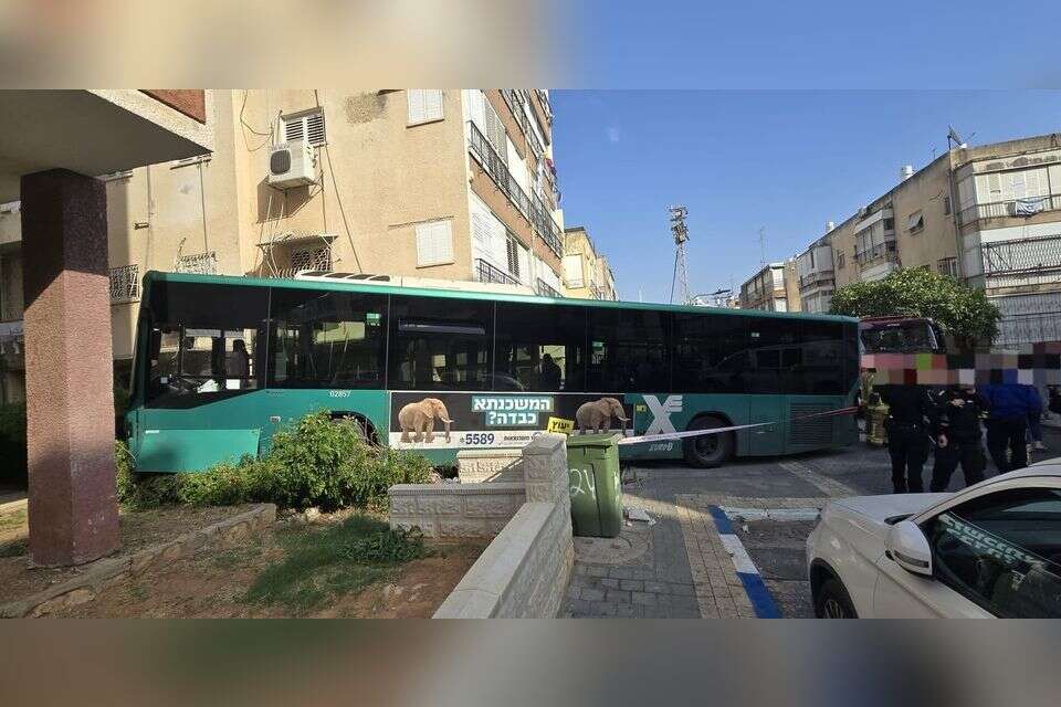 אוטובוס התנגש בבניין מגורים בחולון – שלושה נפגעו
