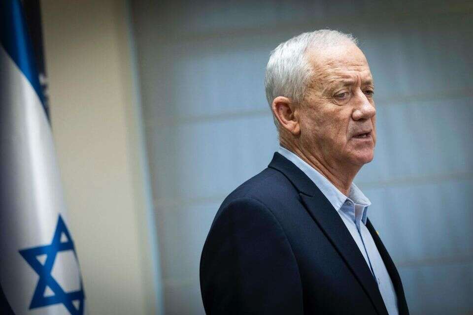 גנץ תקף את נתניהו: “במקום להיות צ’רצ’יל שבא לתקן, מתנהג כמו צ’מברליין שמתבוסס בכשלונו”