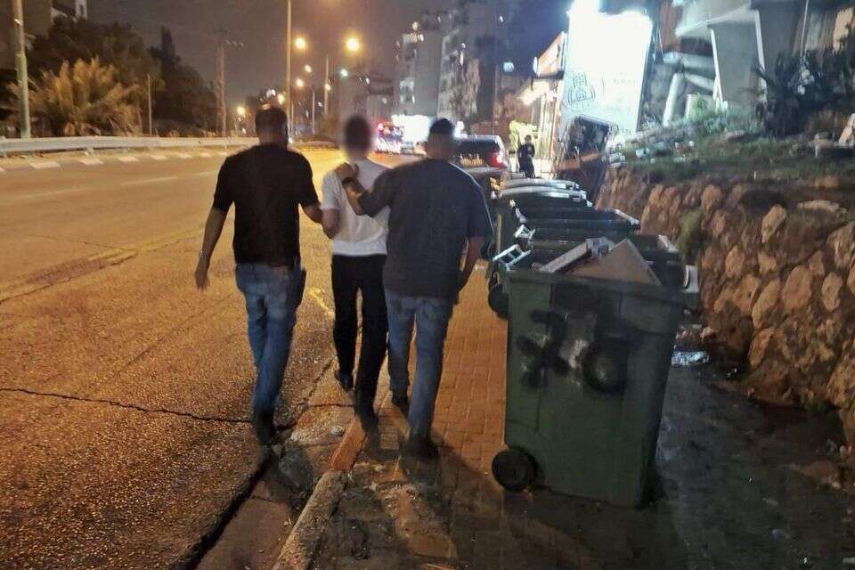 הסתובב שנתיים עם תעודת זהות מזויפת ועבד כמורה: נעצר עבריין מין נמלט
