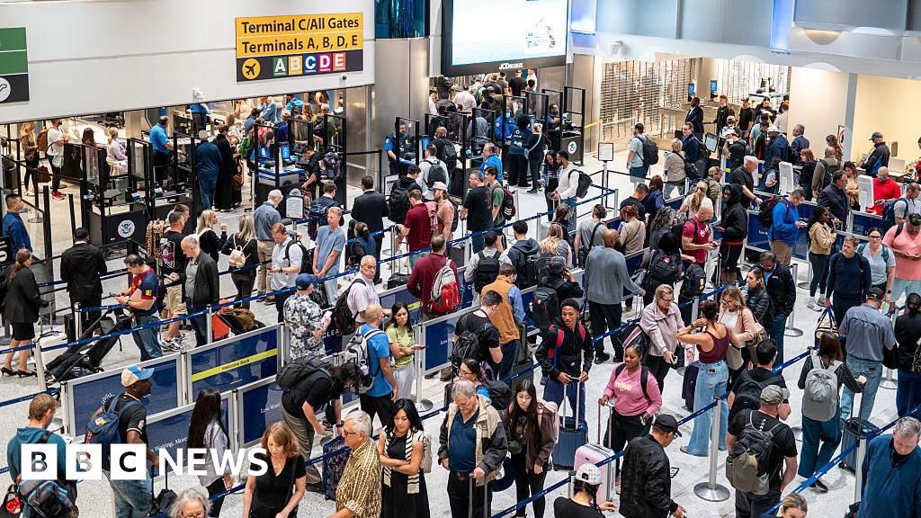 More than 1,000 flights cancelled as US air traffic cuts enter second day