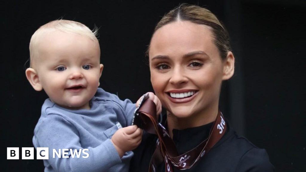 Mum pushes pram 50km to set Guinness world record