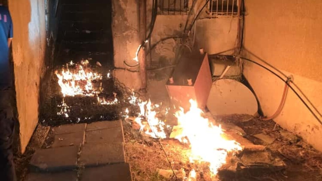 תושבי באר שבע מבוהלים אחרי הצתת הבניינים תושבי באר שבע מבוהלים אחרי הצתת הבניינים