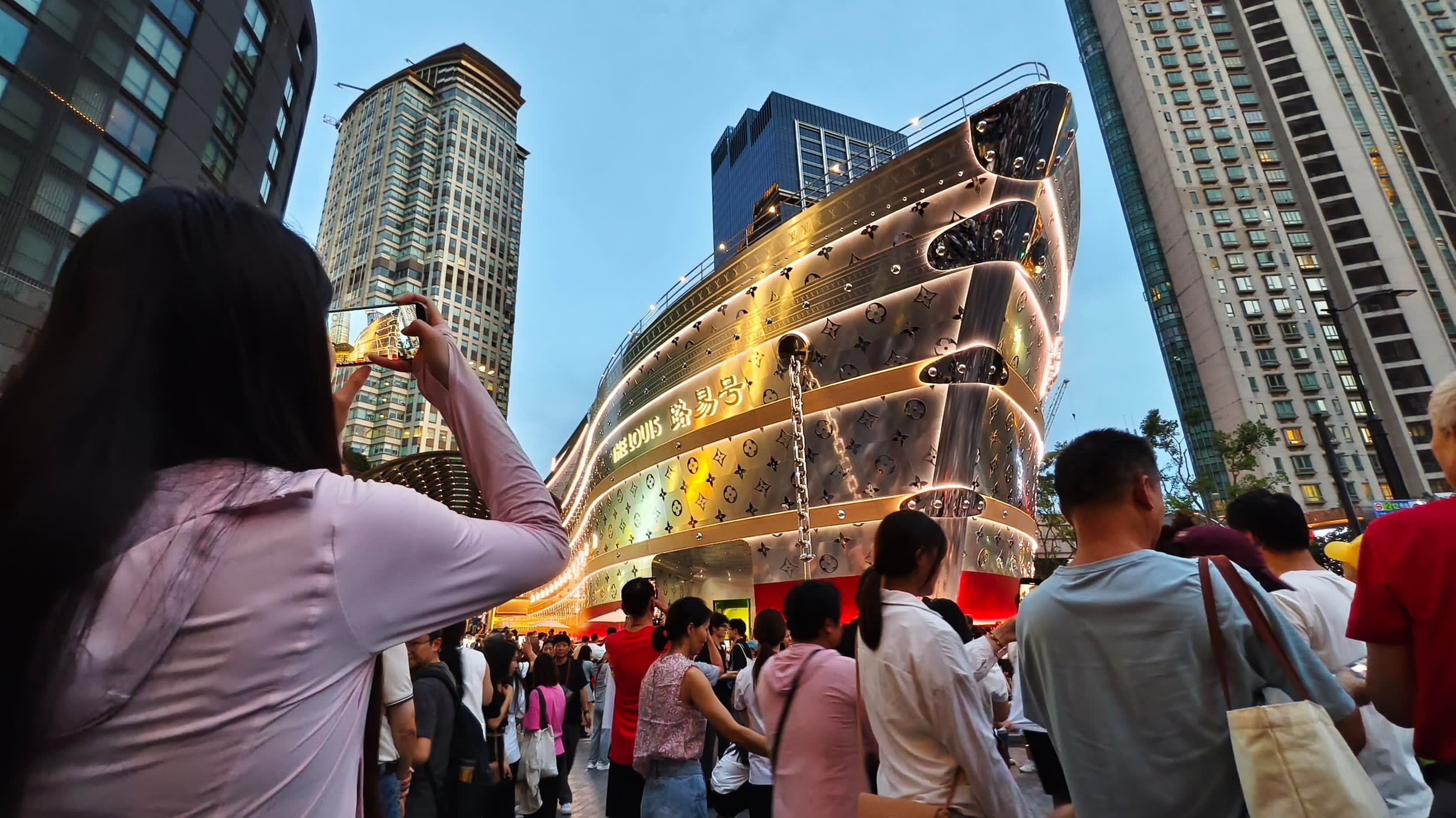 Can a ship-shaped Shanghai shop put wind in China’s luxury sales? – Financial Times