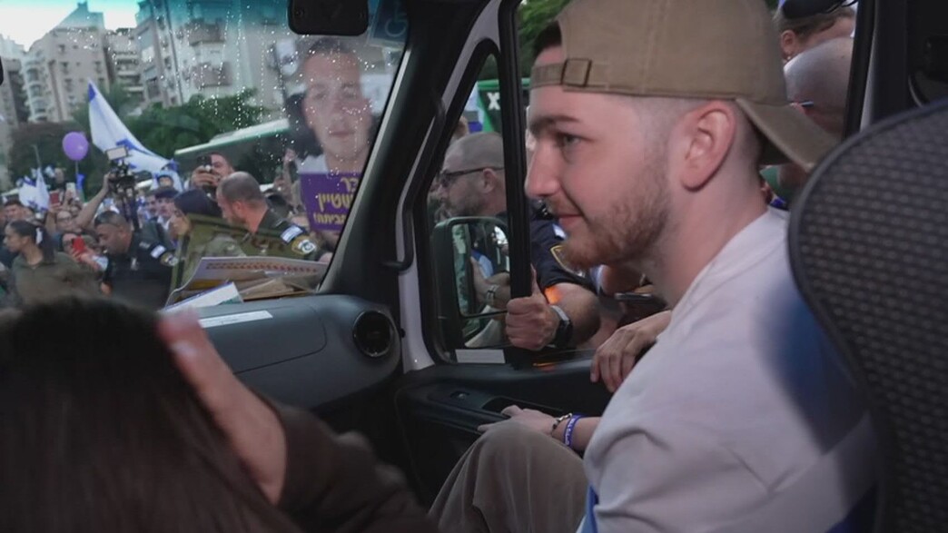 בר קופרשטיין חוזר לביתו בחולון בר קופרשטיין חוזר לביתו בחולון