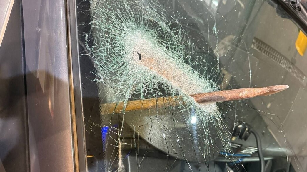 הוא השליך מוט גרזן. קפאתי, לא הצלחתי לדבר