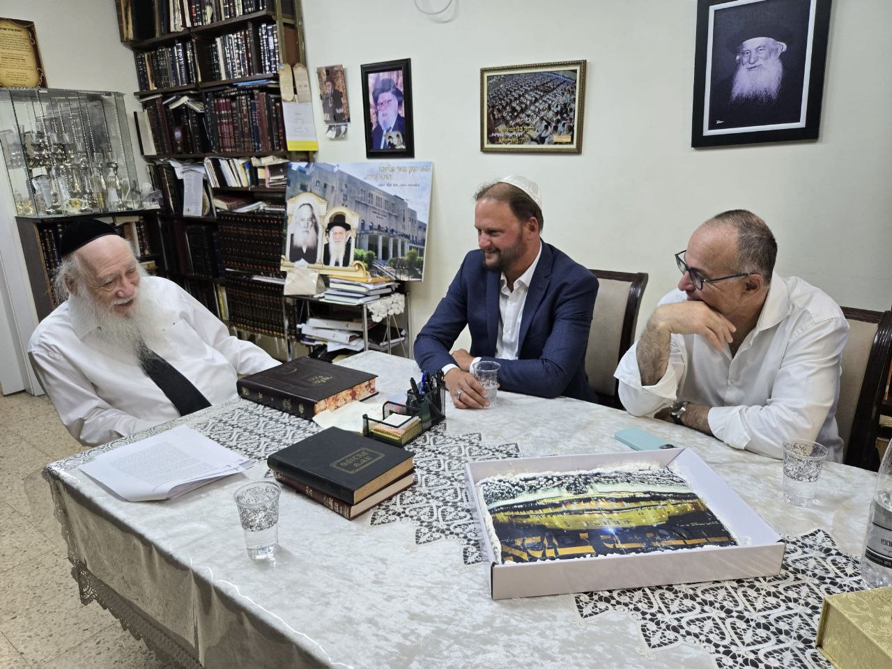 עורכי הדין עלו לנשיא הישיבה אחרי הניצחון בפונביז’