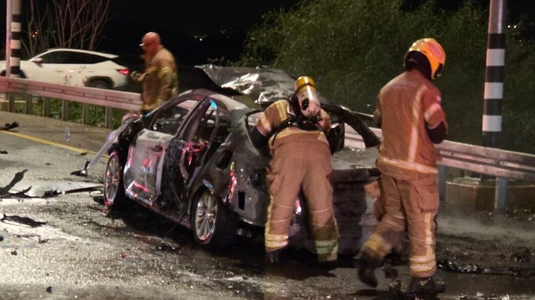 רכב התפוצץ ליד הקיבוץ בעמק, שני עוברי אורח נפגעו רכב התפוצץ ליד הקיבוץ בעמק, שני עוברי אורח נפגעו