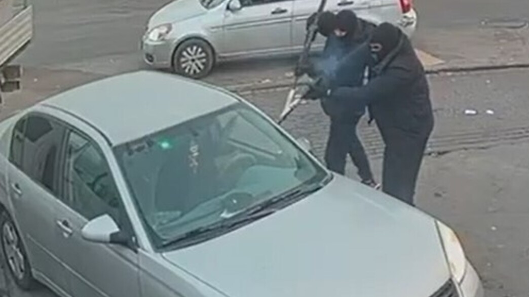 גבר כבן 30 נורה ברחוב