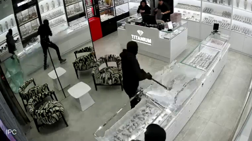 מיסוך העשן הבהיל והרחיק את שודדי חנות התכשיטים באופקים