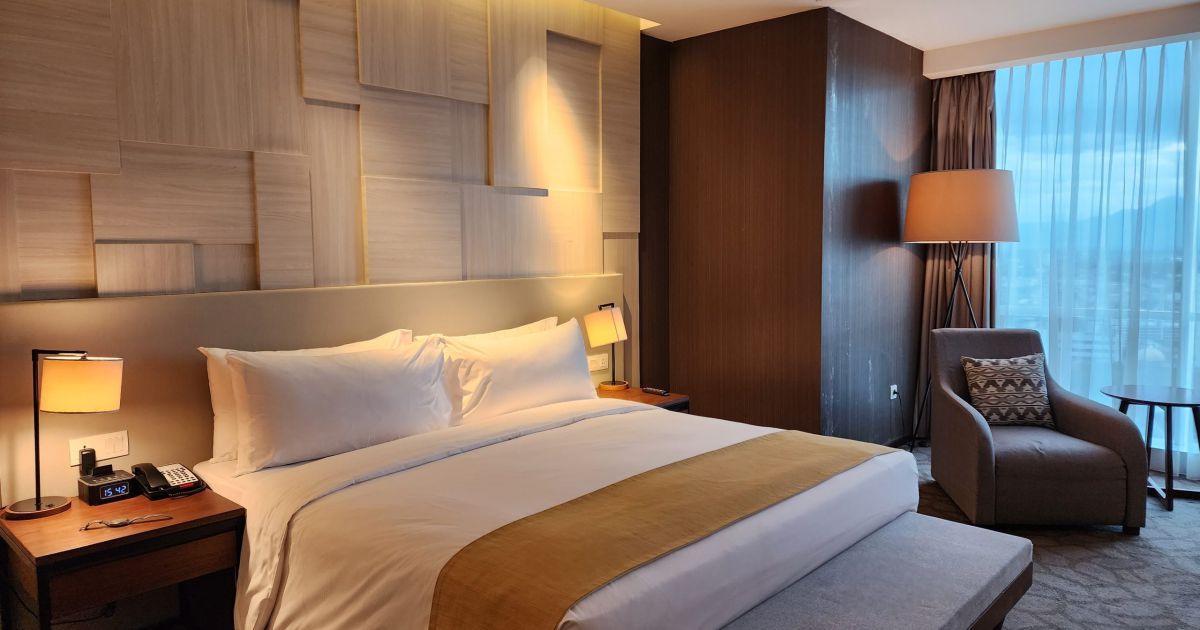 הסיוט של כל אורח במלון: פרץ לחדר בזמן שהאורחים ישנים הסיוט של כל אורח במלון: פרץ לחדר בזמן שהאורחים ישנים