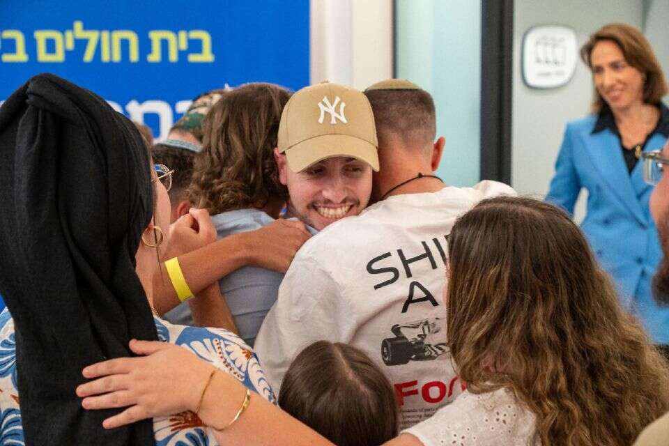 מחווה יוצאת דופן: המתנה של איתן מור לטראמפ