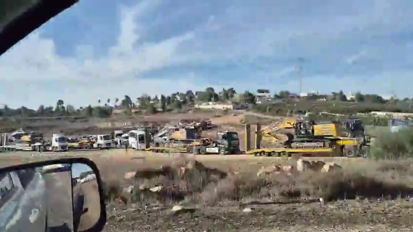 הדחפורים עולים על הגבעה; פינוי והרס ליד היישוב החרדי