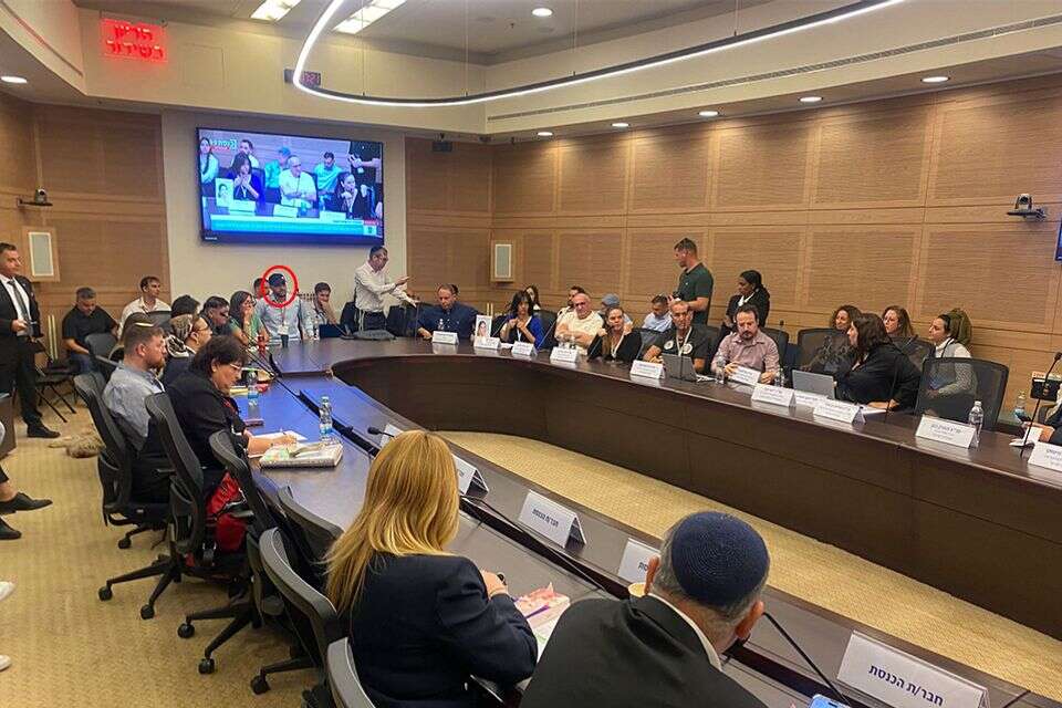 למרות צו ההרחקה מגלעד קריב: מרדכי דוד הגיע לדיון בכנסת – שיזם הח”כ