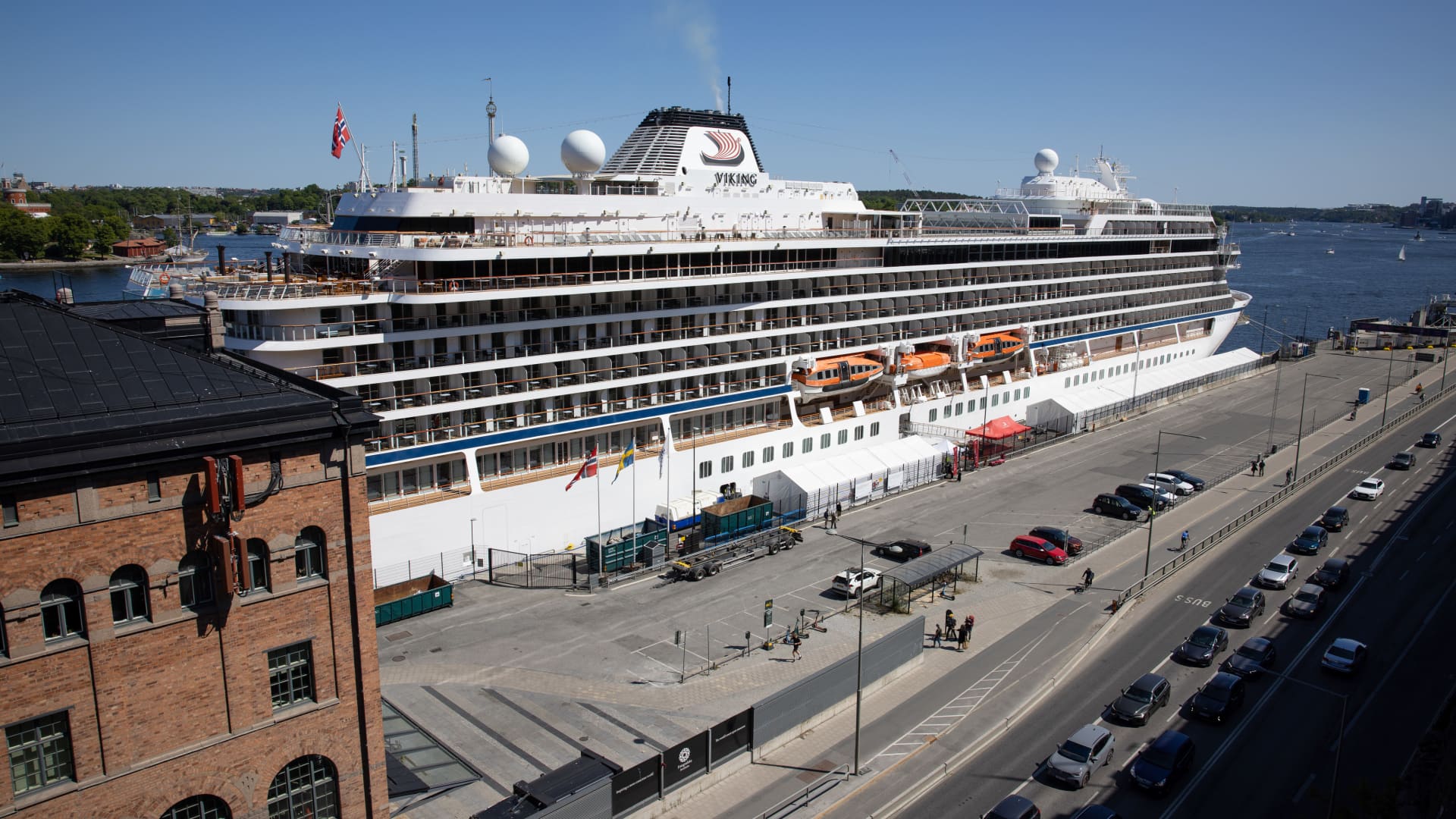 This cruise stock is outperforming. Goldman Sachs expects momentum to carry into 2026