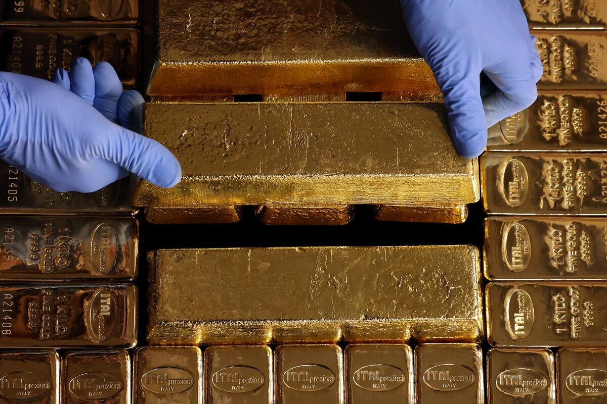 Gold Steady Near Record High as Traders Watch US Data, Venezuela Gold Steady Near Record High as Traders Watch US Data, Venezuela