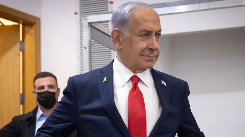 מהומה בעדות נתניהו: שלטים הוחרמו, אם שכולה פרצה בבכי מהומה בעדות נתניהו: שלטים הוחרמו, אם שכולה פרצה בבכי