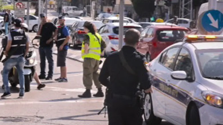 האזינו לשיחות למוקד המשטרה: “הוא רץ אחרינו עם גרזן” – ערוץ 7 האזינו לשיחות למוקד המשטרה: “הוא רץ אחרינו עם גרזן” – ערוץ 7