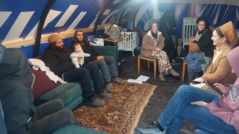 ח”כ סון הר מלך באה לתמוך במשפחות – ונתקלה בפינוי גבעה: “חרפה מוסרית”