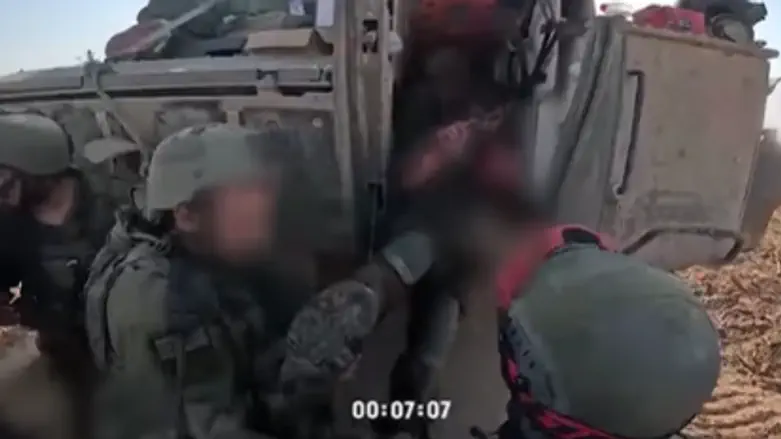 צפו: הפרמדיק והחובש שנפצעו תוך כדי פינוי – והמשיכו לטפל בלוחמים צפו: הפרמדיק והחובש שנפצעו תוך כדי פינוי – והמשיכו לטפל בלוחמים