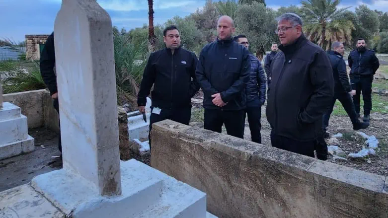 תיעוד: הפשיטה המשטרתית ליד קבר עז א-דין אל-קסאם תיעוד: הפשיטה המשטרתית ליד קבר עז א-דין אל-קסאם