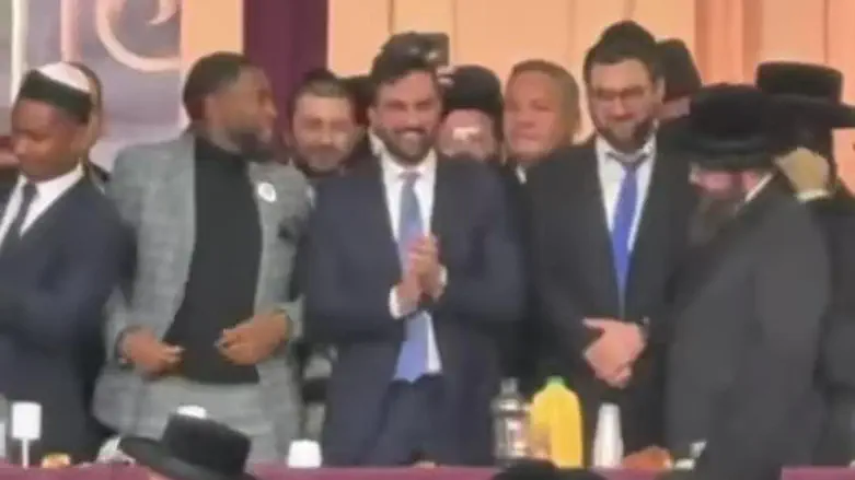 צפו: זוהרן ממדאני רוקד באירוע של חסידות סאטמר צפו: זוהרן ממדאני רוקד באירוע של חסידות סאטמר