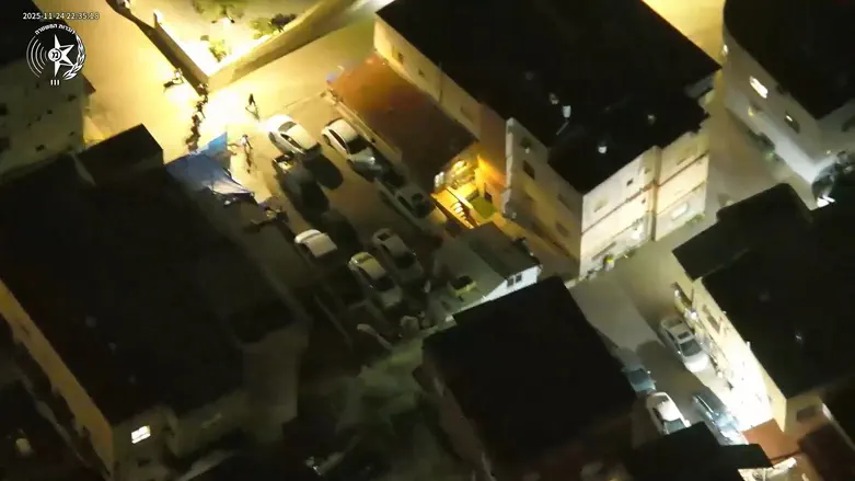 תיעוד דרמטי מרחפן: השוטרים מפתיעים את החמוש – ועוצרים אותו