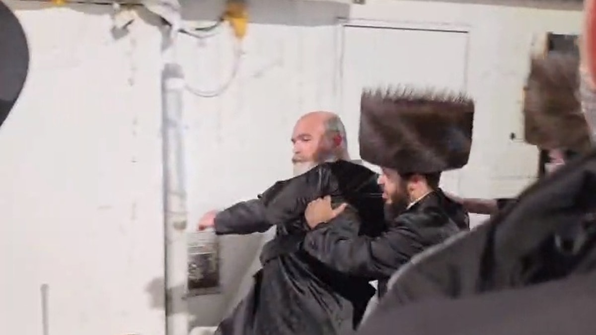 אלימות בוויז’ניץ: תקיפת אברכים שעזבו את החסידות אלימות בוויז’ניץ: תקיפת אברכים שעזבו את החסידות