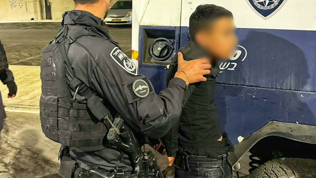 ירי חי במרכז העיר: קצין משטרה חתר למגע ונטרל חשוד חמוש באקדח – כיכר השבת ירי חי במרכז העיר: קצין משטרה חתר למגע ונטרל חשוד חמוש באקדח – כיכר השבת