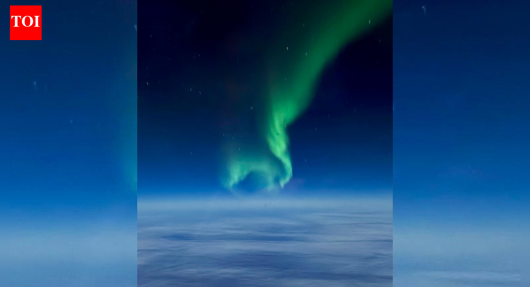 Dancing skies over the North Pole: Northern lights captured from 35,000 feet Dancing skies over the North Pole: Northern lights captured from 35,000 feet