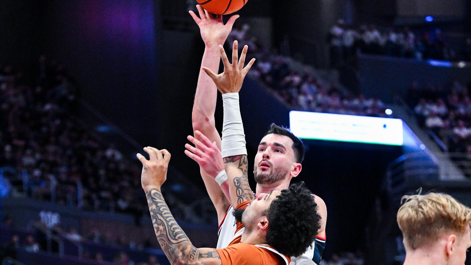 #5 UConn Tops Texas, 71-63, In Non-Con Finale #5 UConn Tops Texas, 71-63, In Non-Con Finale