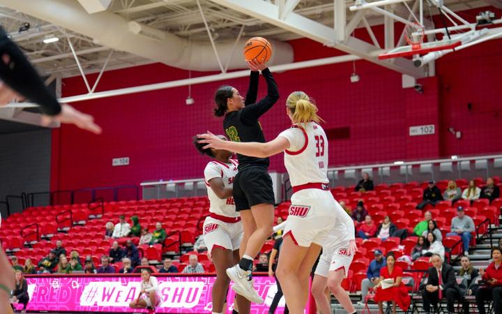 Women’s Basketball Tops Sacred Heart Behind Priede’s 25-Point Double-Double