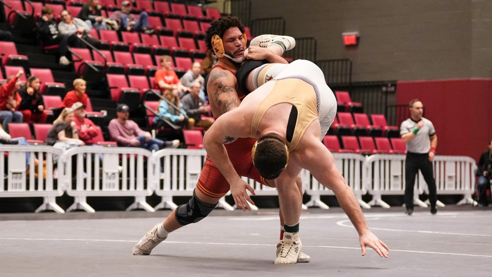 No. 3 Cyclones Split at Collegiate Wrestling Duals