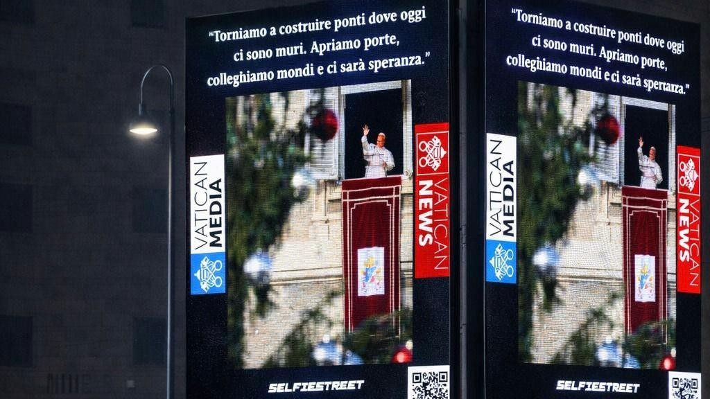 Pope’s images and words light up the Eternal City for Christmas
