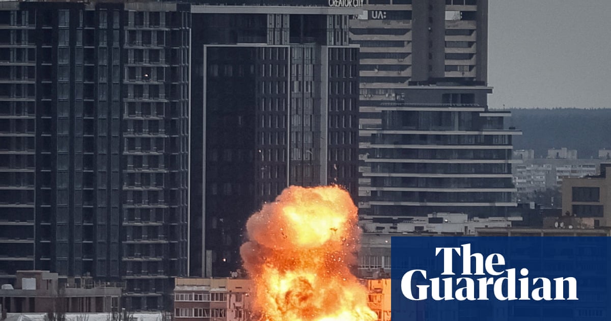 Zelenskyy heads to Florida for talks with Trump amid fresh strikes on Kyiv | Ukraine