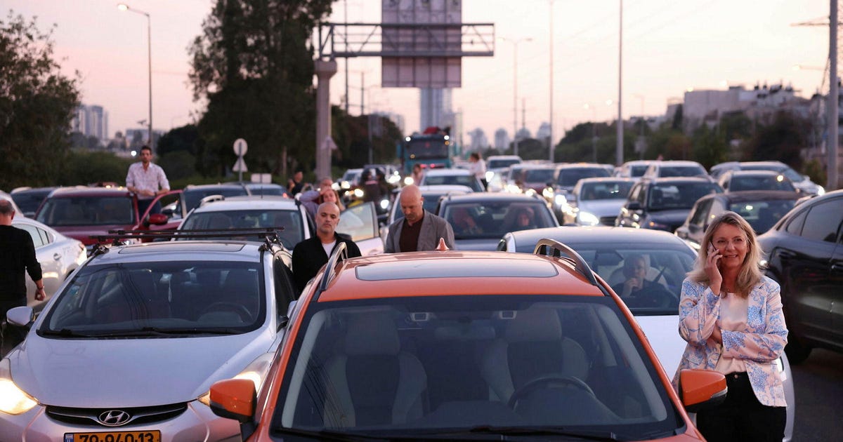 מפגינים נגד גיוס חרדים חוסמים את כביש 4 ליד בני ברק – משפט ופלילים