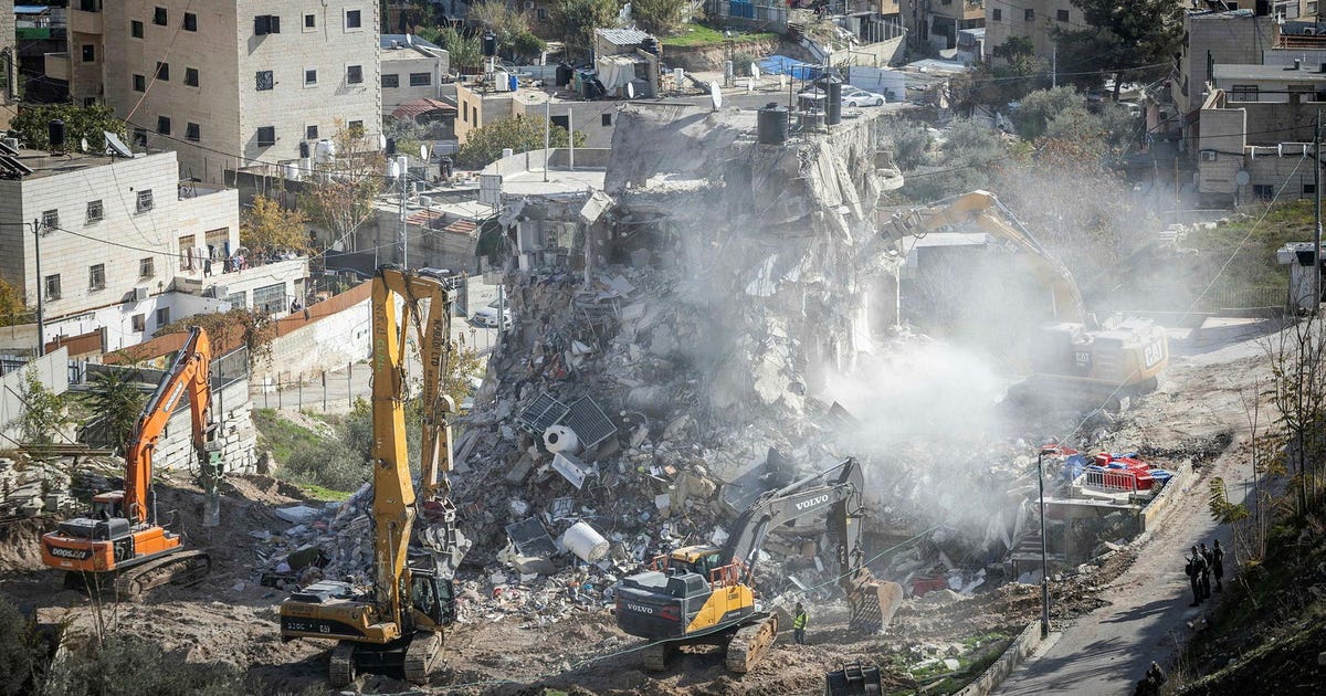 עיריית ירושלים הרסה בניין של 13 משפחות בסילוואן, עובדי הקבלן שפינו את רכוש הדיירים יידו אבנים על תושבים – מדיני ביטחוני