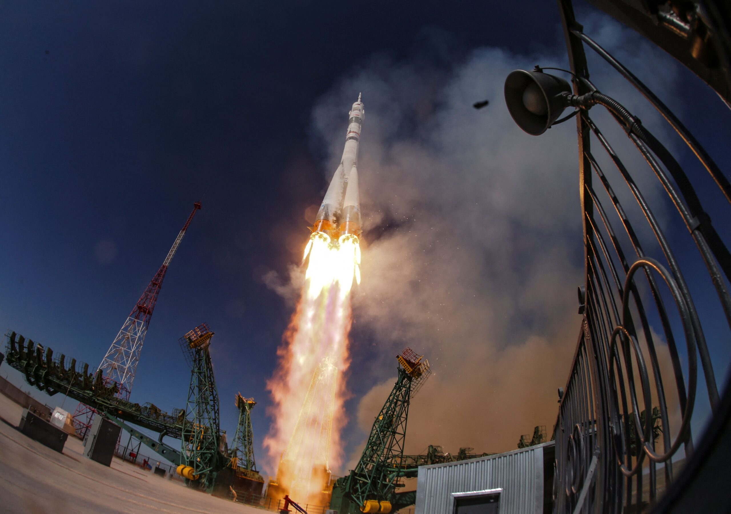 Spacecraft brings Russians, American back to earth, Russia’s space agency says