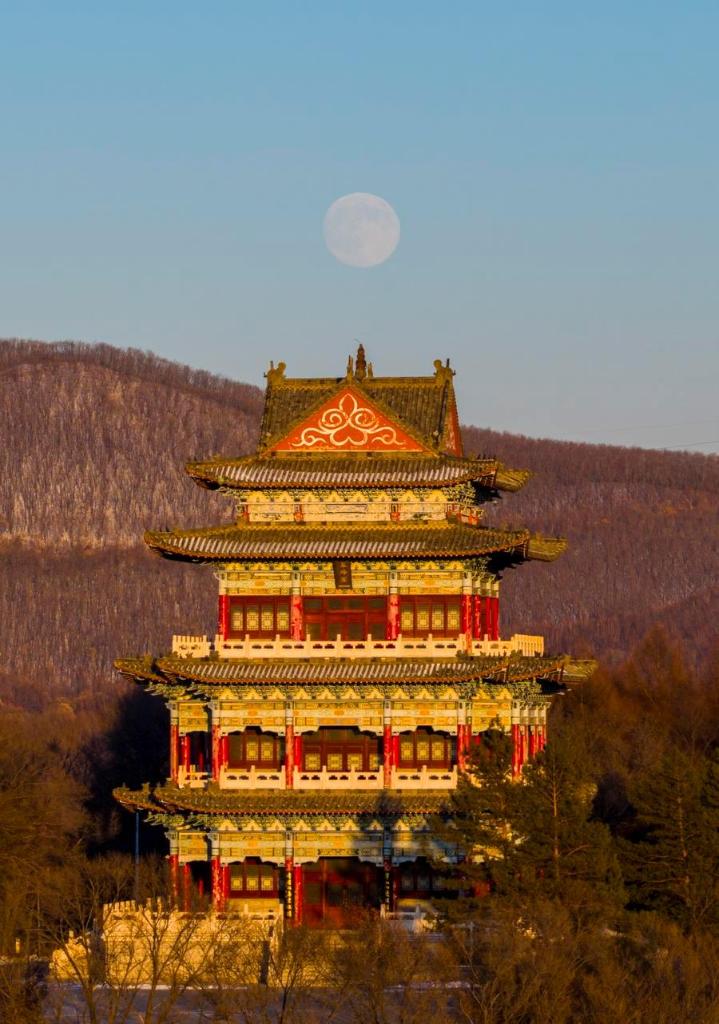 Lunar observers to see second-largest full moon of the year in a few hours-Xinhua