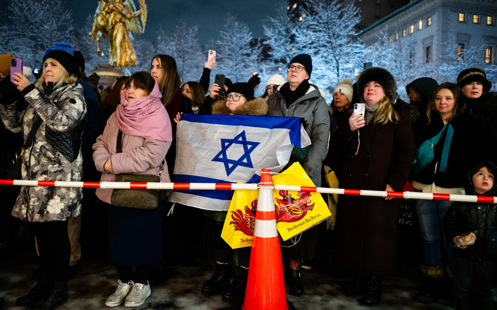‘More light’: Crowd at NYC menorah lighting insists on celebration after Sydney massacre ‘More light’: Crowd at NYC menorah lighting insists on celebration after Sydney massacre