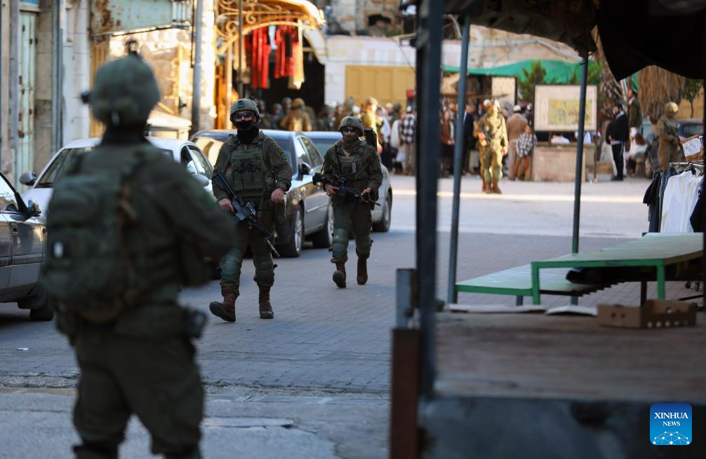 Members of Israeli forces secure streets for Israeli settlers in West Bank-Xinhua